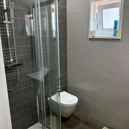 Spacious With Jacuzzi In Apartment *
