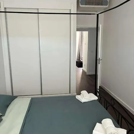 Spacious With Jacuzzi In Apartment *
